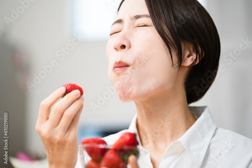 Fotografía イチゴを食べる若い女性　飲食イメージ