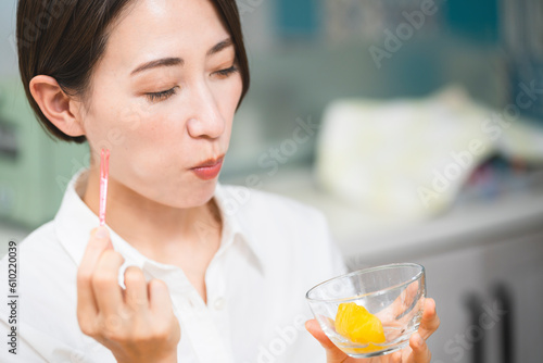 Fotografía パイナップルを食べる若い女性　飲食イメージ