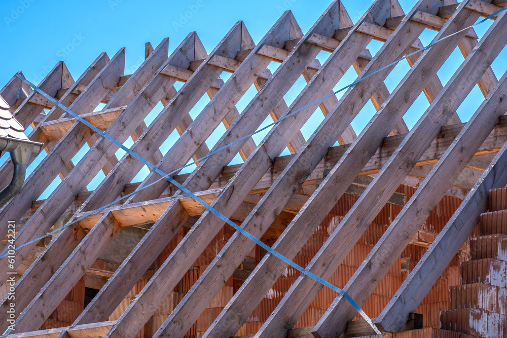 Obraz premium Rohbau eines Wohnhauses mit roten Hohllochziegelsteinen und einem Dachstuhl aus Holz