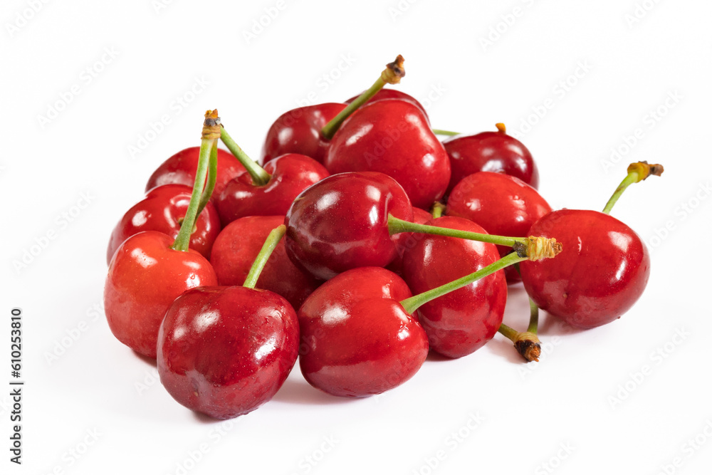 tas de cerises, isolées sur un fond blanc tas de cerises, isolées sur un fond blanc