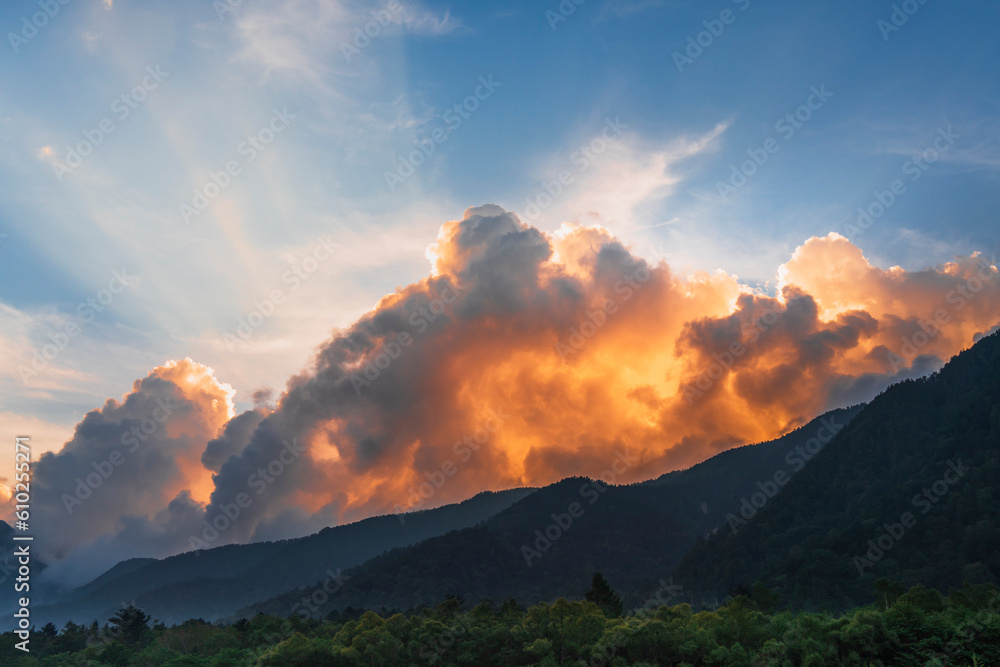 夕方の上高地に発生した入道雲【長野県・松本市】　
Cumulonimbus clouds in Kamikochi in the evening - Nagano, Japan