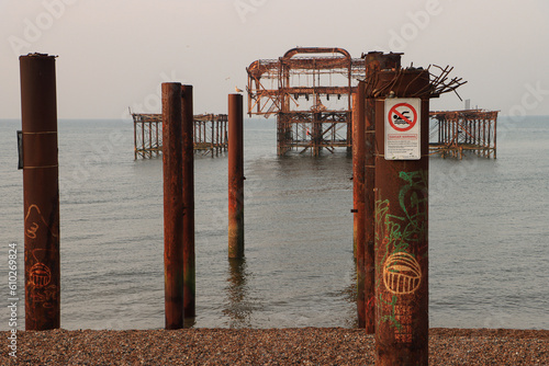 Relikt großer Bädergeschichte am Strand von Brighton; Ruine des einst prachtvollen West Pier