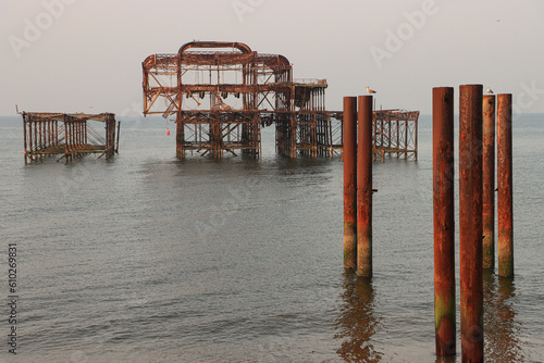 Relikt aus großer Vergangenheit am Strand von Brighton; Ruine des einst prachtvollen West Pier im Morgenlicht