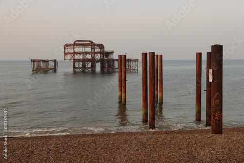 Relikt aus der Geschichte des Seebades Brighton; Ruine des einst prachtvollen West Pier am Strand