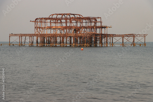 Relikt aus großer Vergangenheit in Brighton; West Pier Ruine im Morgenlicht