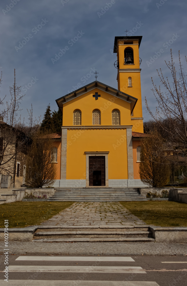Φωτογραφία The small church in the town of Agra in the province of Varese.