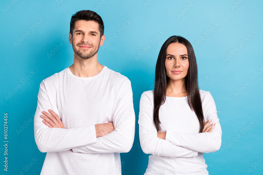 Photo portrait of nice young guy girl folded arms confident businesspeople dressed stylish white outfit isolated on blue color background Photo portrait of nice young guy girl folded arms confident businesspeople dressed stylish white outfit isolated on blue color background