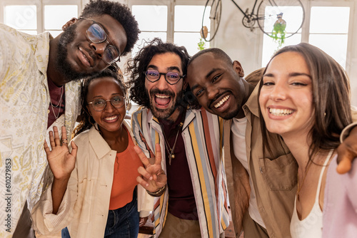 Φωτογραφία group of cheerful mutliracial coworkers taking selfie using smartphone in backli