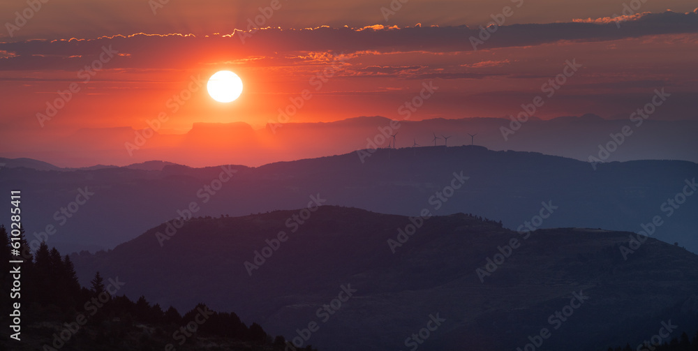 lever de soleil en été sur le parc des Monts d'Ardèche, un paysage de montagnes et de volcans