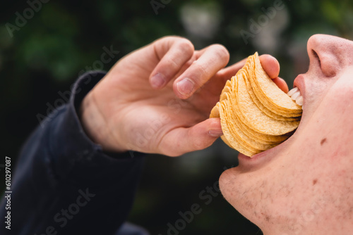 Gute Laune beim Kortoffelchips essen photo