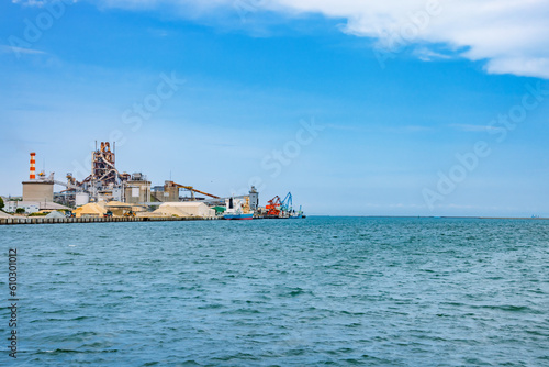 Fototapeta Naklejka Na Ścianę i Meble -  北九州市にある海辺の工場と綺麗な海