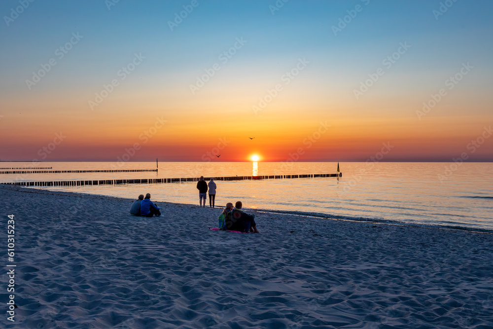 Sonnenuntergang am Strand an der Ostsee in Zingst.