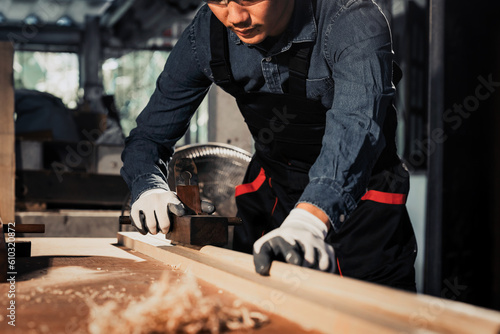 Fotografia The process of creating snooker cue sticks with handmade work, skilled carpenters create snooker cue sticks, handmade work