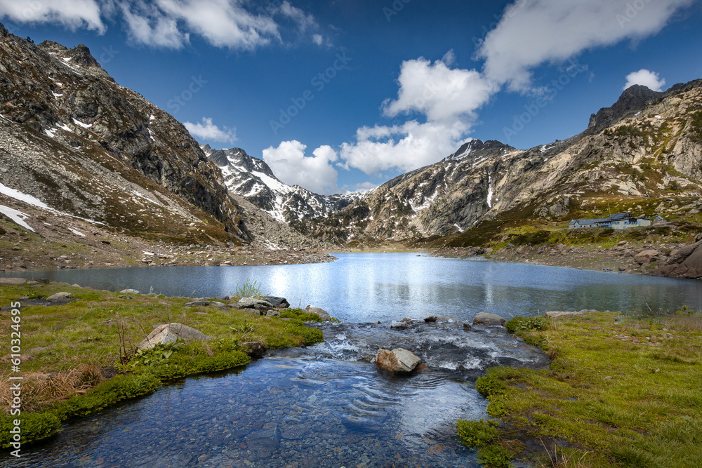 L'étang d'En Beys dans la vallée d'Orlu en Ariège, joli lac des Pyrénées - France