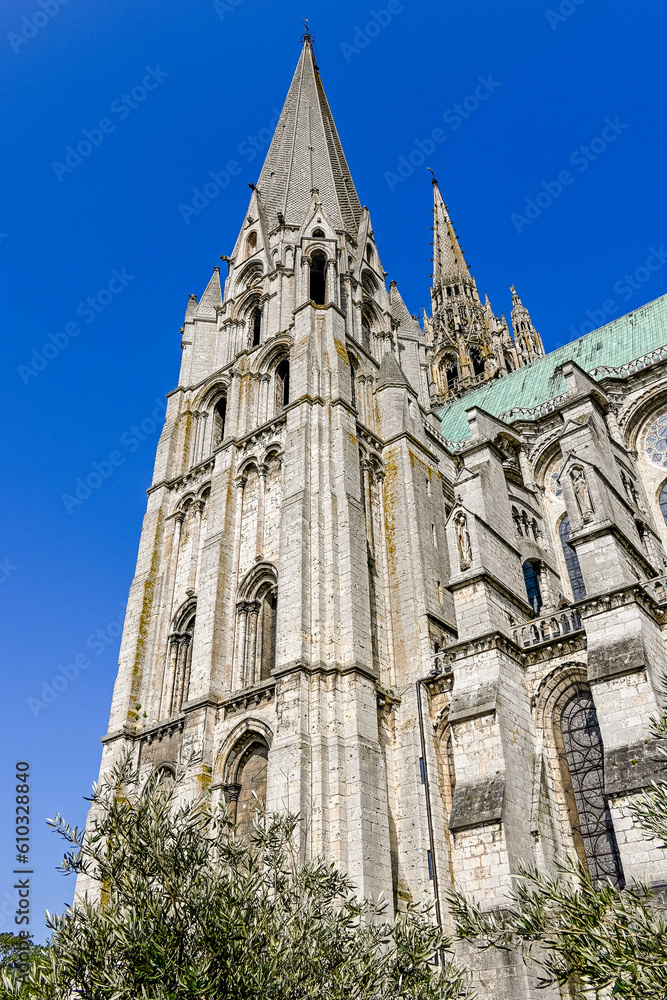 Fototapeta premium Chartres, Kathedrale, Notre-Dame, Altstadt, Altstadthäuser, Kirchenfenster, Fluss, Eure, Sommer, Frankreich