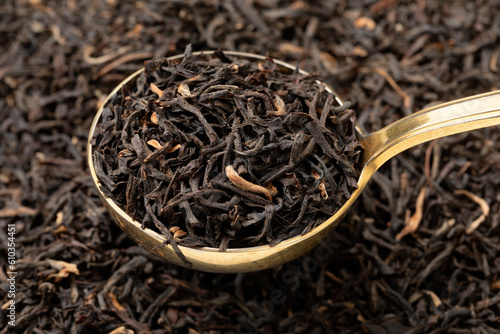 Obraz na plátně Spoonful of Nonaipara Assam dried tea leaves full frame close up