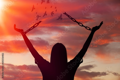 Fotografie The woman breaking steel chains with free birds