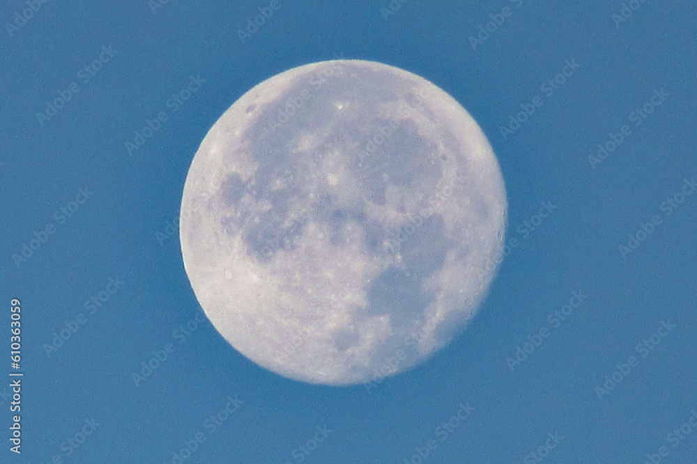 Luna llena. Zoom luna llena. Cielo azul. Luna llena. Zoom luna llena. Cielo azul.
