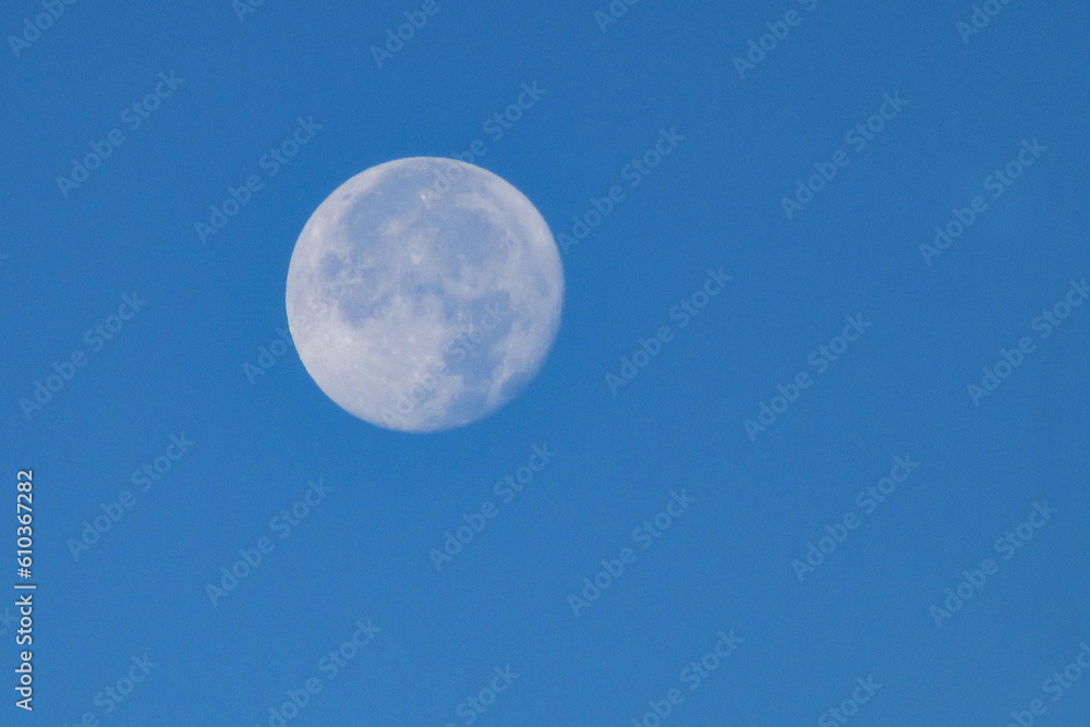 Luna llena. Cielo azul.