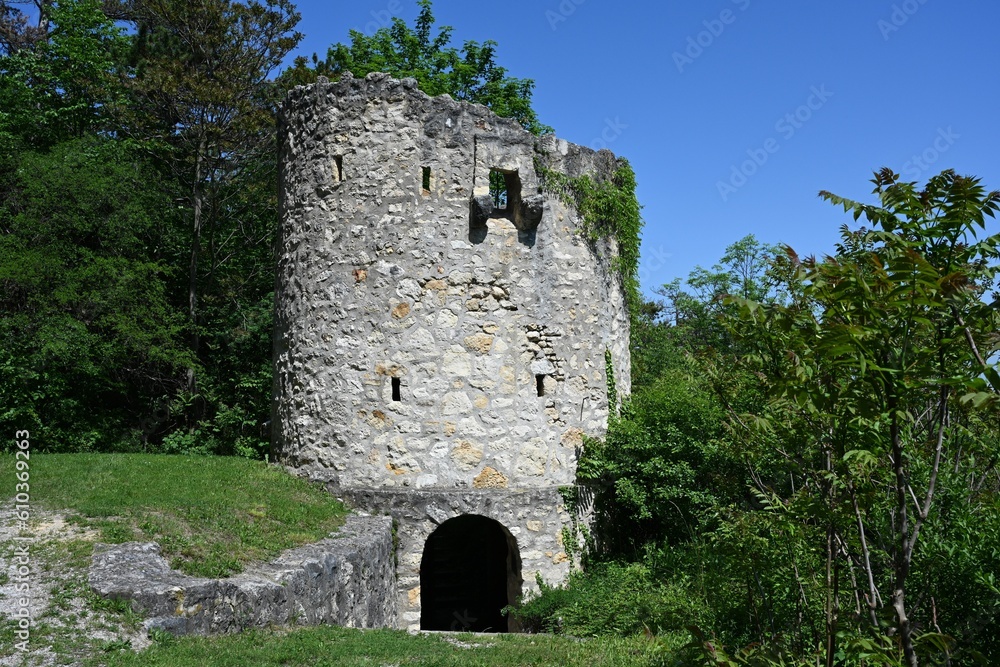 Fototapeta premium Wehrturm in Wöllersdorf, Österreich, 25.05.2023