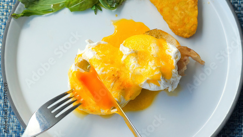Fotografia English breakfast: poached egg, bacon, and toast close-up