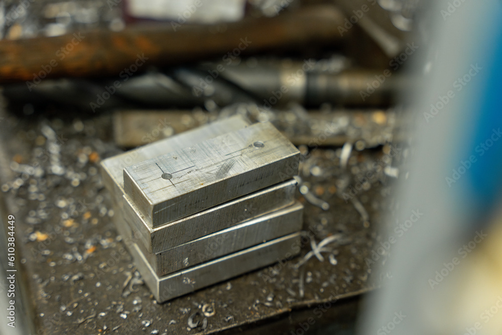 plaque de métal inox en cours de perçage plaque de métal inox en cours de perçage