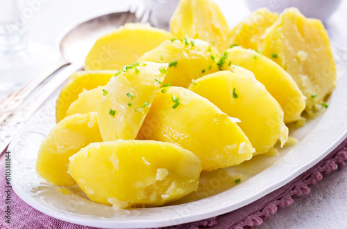 Foto Traditional boiled potatoes with chives service es close-up on a classic design