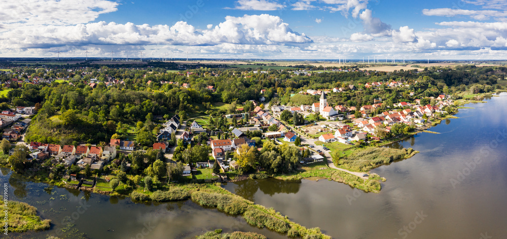 Panorama vom Leben am Fluss, Luftaufnahme Lebus an der Oder, Grenze, Deutschland, Polen, Europa - obrazy, fototapety, plakaty 