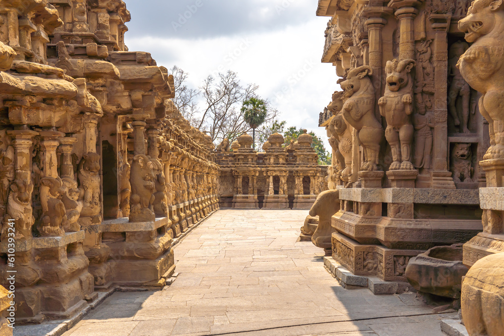Temple corridor with its beautiful old sculptures of mythological lion and nandhi (bull god) at Kailasanatha temple, Kanchipuram (Kancheepuram Kanjivaram), Tamil-Nadu, India.