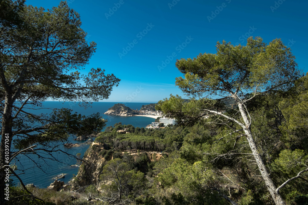Descubre la costa brava en todo su esplendor: acantilados imponentes, aguas turquesas y playas vírgenes. Captura la serenidad de este paraíso costero y déjate llevar por la magia del mar. Descubre la costa brava en todo su esplendor: acantilados imponentes, aguas turquesas y playas vírgenes. Captura la serenidad de este paraíso costero y déjate llevar por la magia del mar.