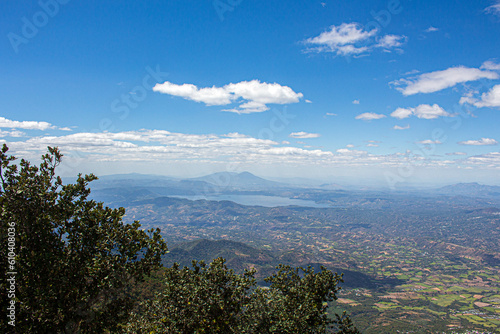 Panorámica de un lago y un volcán