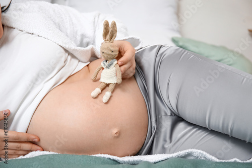 Young pregnant woman with t...
