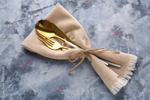 Elegant gold cutlery set wi...