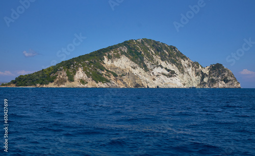 Rejs łodzią w pobliży wyspy Zakynthos w słoneczny dzień z widokiem