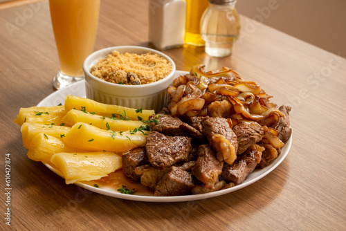 Picanha with onions with fried cassava and flour