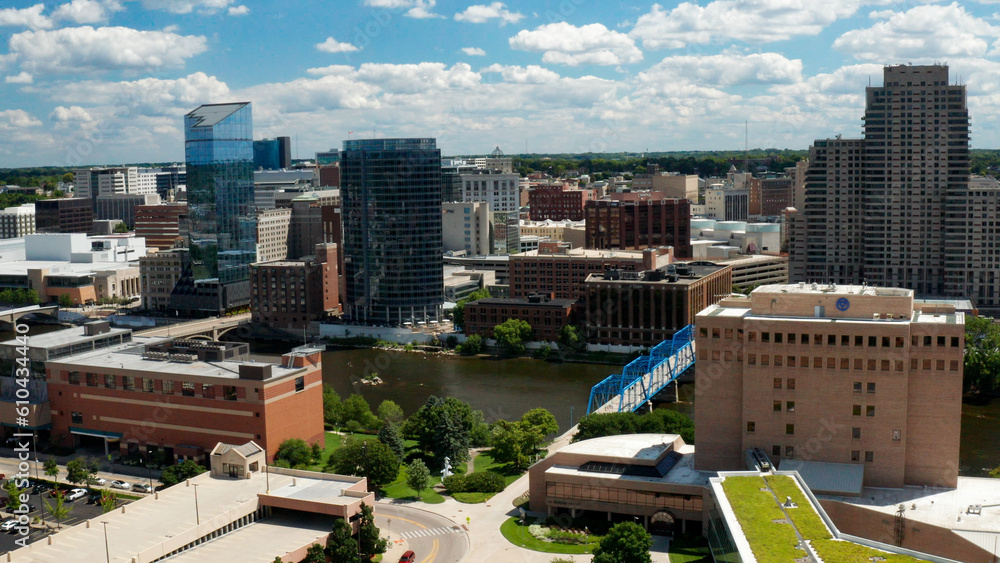 Fototapeta premium Grand Rapids, Michigan skyline, aerial view of grand rapids michigan, urban, drone photo of grand rapids michigan, blue bridge of grand rapids michigan, grand rapids summer, grand rapids, grand river,