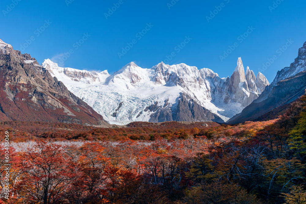 Scenic view of snowcapped mountains against sky during el día Scenic view of snowcapped mountains against sky during el día
