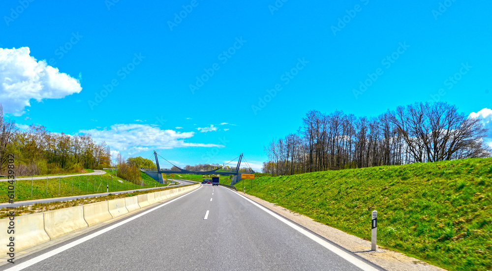 Fototapeta premium Bundesstraße 33 bei Allensbach (Landkreis Konstanz), Baden-Württemberg