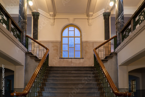 階段踊り場と格子窓 photo