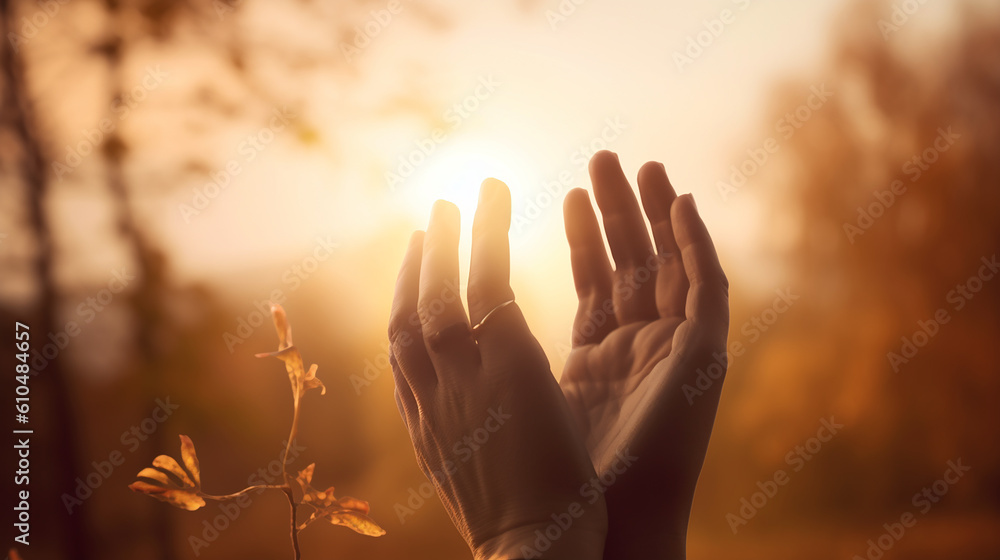 mãos erguidas para o céu, oração de agradecimanto fé e paz 
