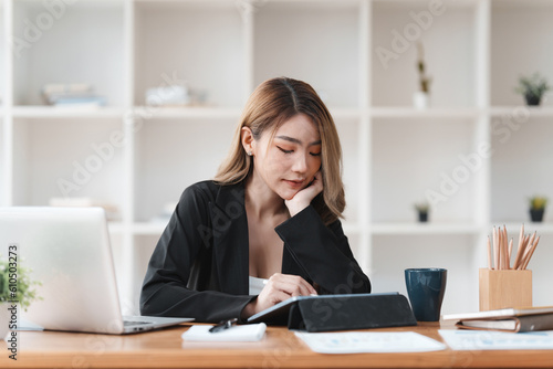 Accountant woman working on laptop and do document, tax, exchange, research, accounting and Financial advisor concept © itchaznong