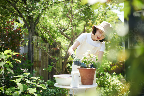 ガーデニングをする日本人女性