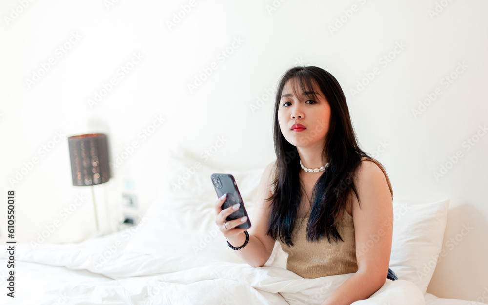 Checking email on my phone in the morning in bed but still sleepy. The body is not ready for work in the morning. Checking email on my phone in the morning in bed but still sleepy. The body is not ready for work in the morning.