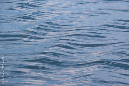 Sanfte Wellen auf dem Wasser