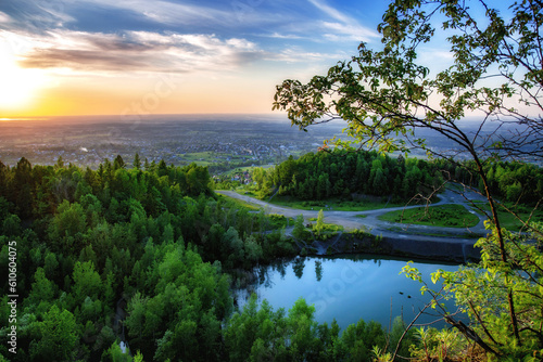 Fototapeta Naklejka Na Ścianę i Meble -  Widok z góry na drzewa i staw, panorama