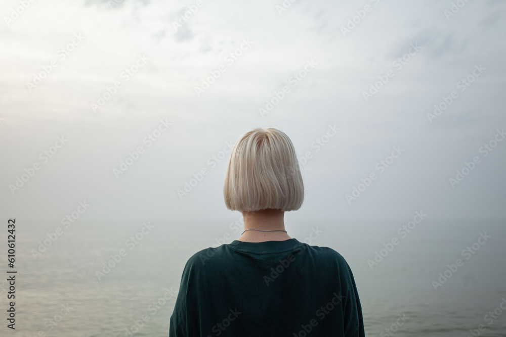 Short blonde hair, female back outdoor Short blonde hair, female back outdoor