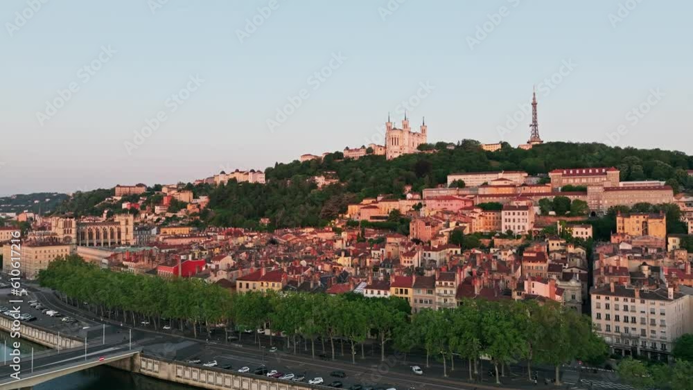 Basilique de Fourvière et Vieux Lyon soleil levant Basilique de Fourvière et Vieux Lyon soleil levant
