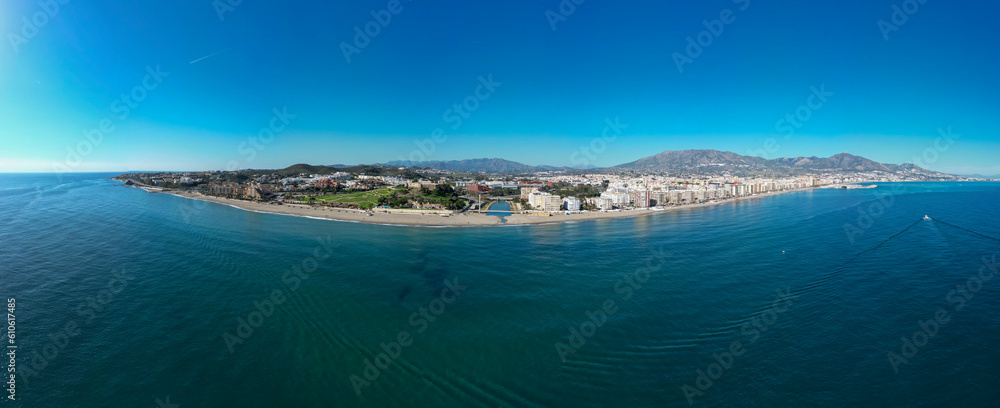 vista aérea de la playa del Ejido en la costa de Fuengirola provincia de Málaga, Andalucía