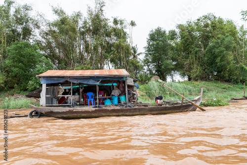Cambogia, villaggio vietnamita sulle rive del Mekong
