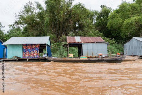 Cambogia, villaggio vietnamita sulle rive del Mekong
